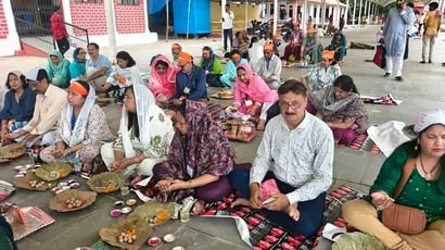पितृपक्ष मेला 2026 में बच्चों के हाथ पर QR कोड वाला बैंड